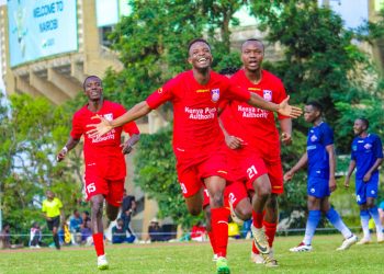 Beja Nyamawi (center)