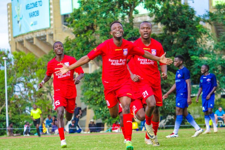 Beja Nyamawi (center)