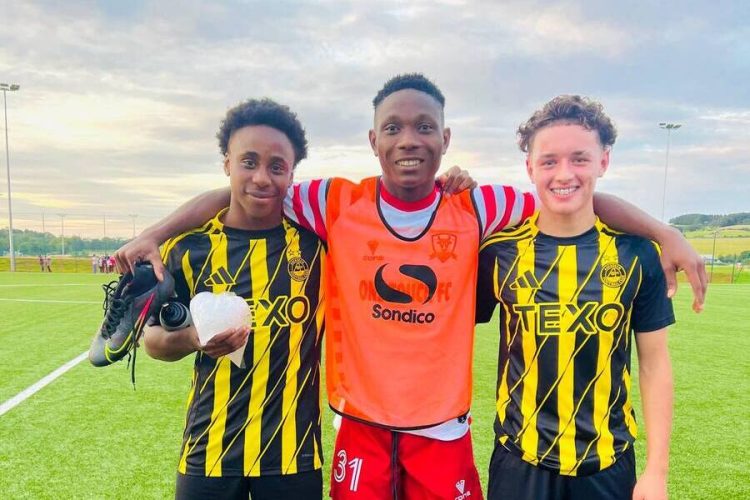 Paul Ekerete (in the middle)